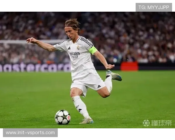 终场哨响，克罗地亚老将莫德里奇跪地掩面