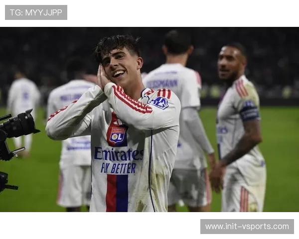 里昂2-0尼斯比赛进行中，托利索精彩配合发起进攻